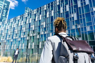 İş bölgesinde iki işadamı.