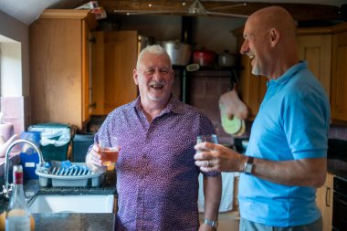 Mutfakta içkileri olan son sınıf erkek çift.