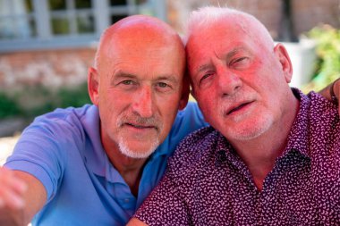 Üst düzey erkek çiftin portresi.