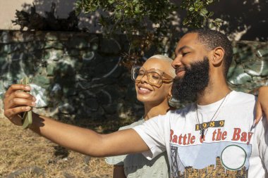 Çift alarak selfie ile akıllı telefon