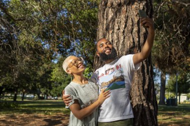 Parkta selfie çeken çift.