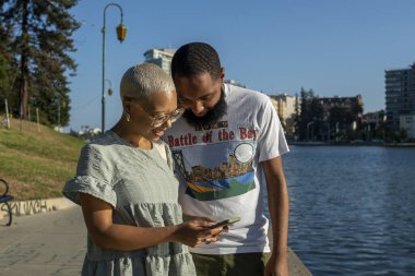 Şehirde akıllı telefon kullanarak çift