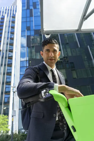 İş adamı iş bölgesinde bisiklet kiralıyor.