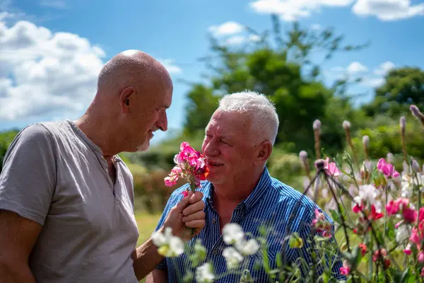 Çiçek kokan son sınıf erkek çift.