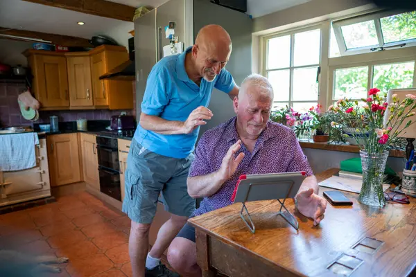 Son sınıf erkek çifti tablette video görüşmesi yapıyor.