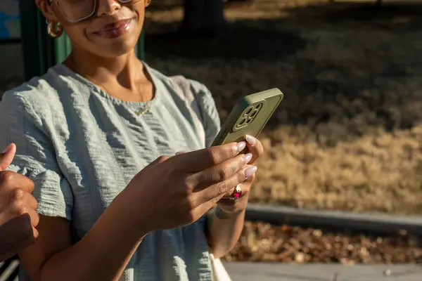 akıllı telefon kullanan kadın Close-Up
