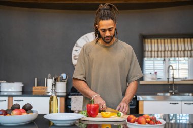 Mutfakta sebze doğrayan adamlar.