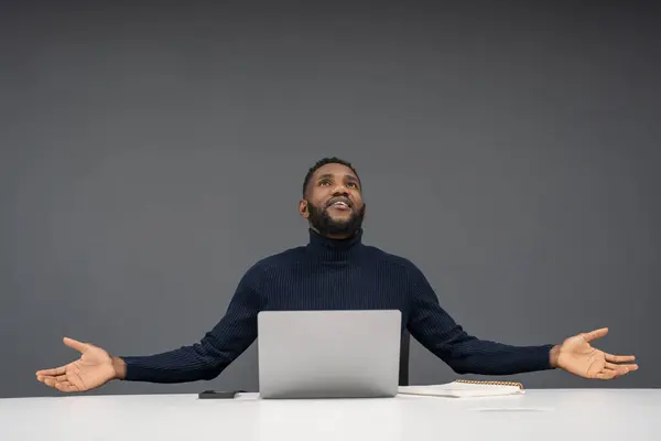 Ofiste Dizüstü bilgisayarda çalışan genç iş adamı.