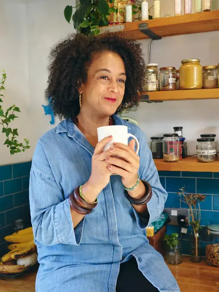 iç mutfak kadın portresi