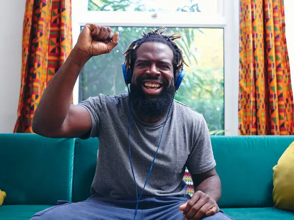 Kulaklıkla müzik dinleyen bir adamın portresi