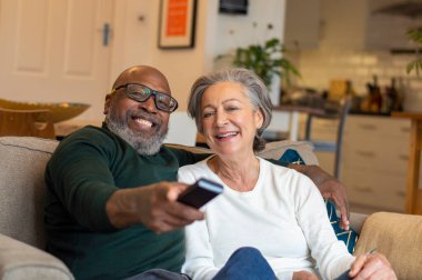 üst düzey çift kanepede oturan