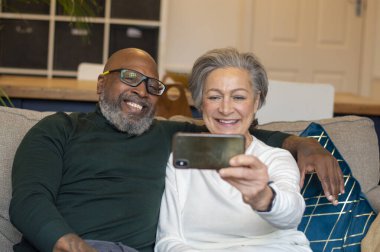 Üst düzey çift evde akıllı telefon kullanma