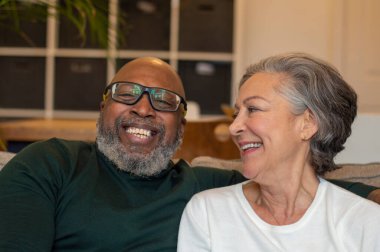 Yaşlı çift evde dinleniyor.