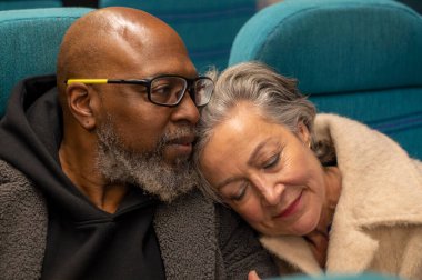 Yaşlı çift trende kestiriyor.