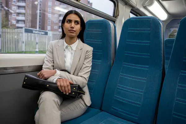 İş kadını banliyö treninde oturuyor.