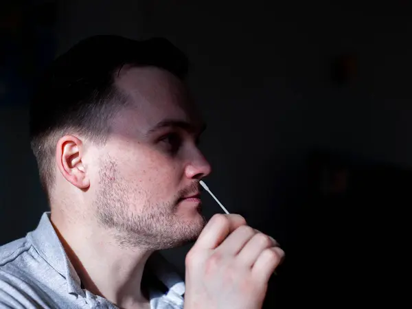 Koronavirüs testini eve götüren adam 