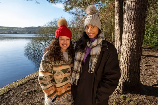 Gölde duran kadın arkadaşlarının portresi.