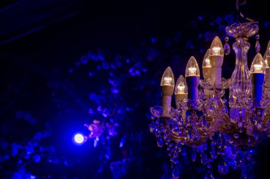 Gece kulübünde lüks bir avize. Gece hayatı ve kulüp imajını kavra,