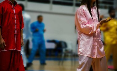 Wing Chun kung fu öğrencileri geleneksel Çin üniformaları giyip stadyumda antrenman yapıyorlar. Savunma sporları.