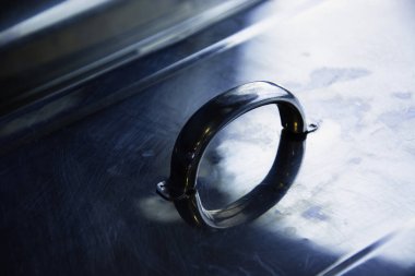 Gümüş servis tepsileri sergilenen bir şirket etkinliği için bir açık büfe masası düzenlenir. Sinematik çekimleri kapat.