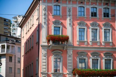 Lugano 'da klasik bina, Piazza della riforma. İtalyan tarzı ve mimarisi. Seyahat turizmi için mükemmel bir fotoğraf.