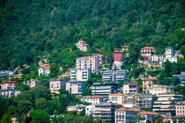 Como Gölü kıyılarında, İtalya 'da villaları ve dağları olan bir panorama. Sinematik fotoğrafçılık. Turizm, lüks, gayrimenkul, seyahat ve doğa temaları için ideal bir imaj.
