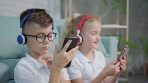 Retrato Gemelos Niña Niño Escuchando Música Usando Teléfono Auriculares Divirtiéndose Vídeos De Stock Sin Royalties Gratis