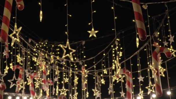 Colgar Elementos Decorativos Para Una Fiesta Navidad Luz Piruletas Decoración — Vídeos de Stock