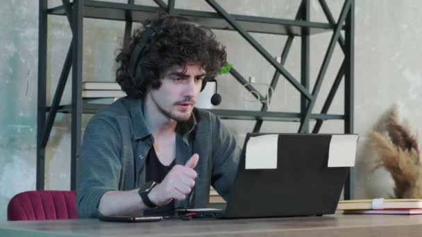 Bilgisayarlı Mikrofonlu Yardım Hattı Çalışanı Kıvırcık Saçlı Genç Adam Internette — Stok video
