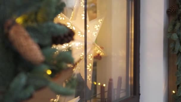 크리스마스 트리에 장식된 좌석에 화환등 휴가를 — 비디오