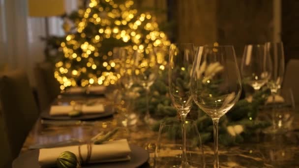 Mesa Navidad Tradicionalmente Decorada Para Unas Vacaciones Invierno Con Árbol Vídeos De Stock Sin Royalties Gratis
