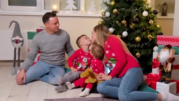 크리스마스 홀리데이 가족은 크리스마스 근처에서 즐겁게 입맞추는 자녀가 — 비디오