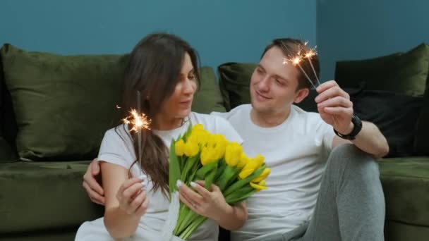 Glückliches Junges Paar Feiert Die Liebe Mit Einer Wunderkerze Den — Stockvideo