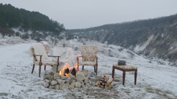 Feuer Schnee Gebirgsbach Winterwald Mit Den Bequemen Sesseln Und Flauschigen — Stockvideo