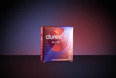 Zaporizhzhia, Ukrayna - 01 Aralık 2023: DUREX ELITE prezervatifleri ve yansıması. İllüstrasyon Editörü