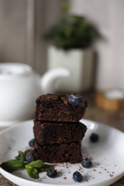 Böğürtlenli, fındıklı ve nane yapraklı çikolatalı pasta.