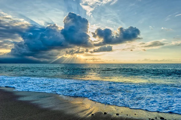 Een Oceaan Zonsondergang Met Zonnestralen Emanating Van Achter Wolken — Stockfoto