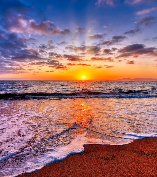 Тропический Пляж Рассвете Бегущими Лучами Вырывающимися Вперед Вертикальном Формате Изображения — стоковое фото