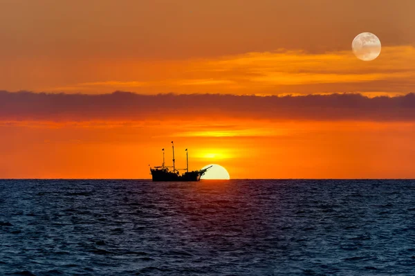 Een Silhouet Van Een Piraat Schip Zit Zee Als Zon — Stockfoto