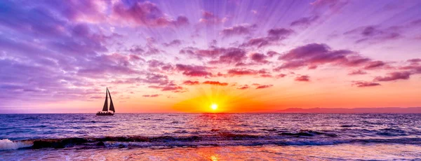 高解像度画像フォーマットでカラフルなパラダイストロピカルビーチの風景で海の地平線に太陽が昇る ストック写真