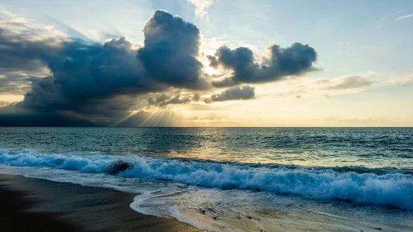 Ocean Solnedgång Med Solstrålar Som Frigör Sig Bakom Molnen Bildformat — Stockfoto