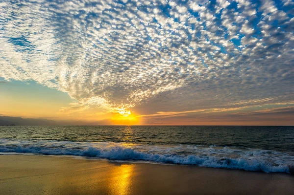 Renkli Desenli Bulutlu Günbatımı Karşı Okyanus Dalgası Kırılıyor — Stok fotoğraf