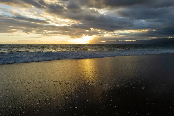 Ocean Zachód Słońca Promieniami Słonecznymi Wychodzącymi Zza Chmur — Zdjęcie stockowe
