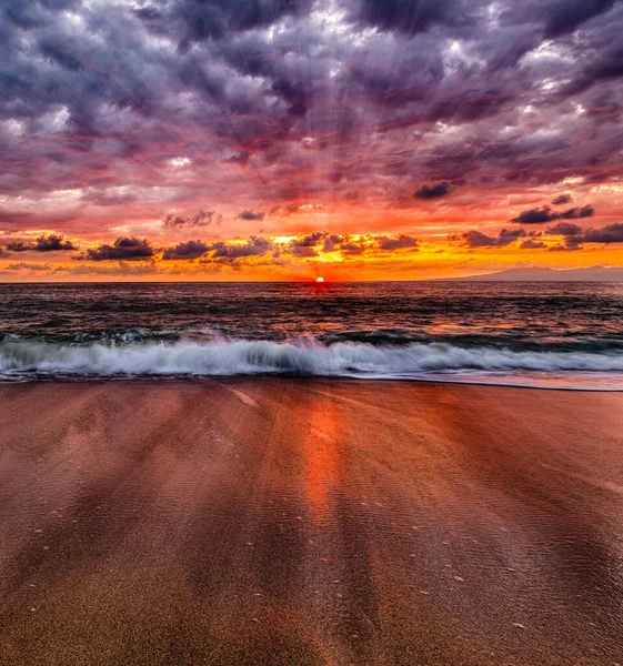 Zon Stralen Barsten Forth Een Kleurrijke Oceaan Zonsondergang Verticale Image — Stockfoto