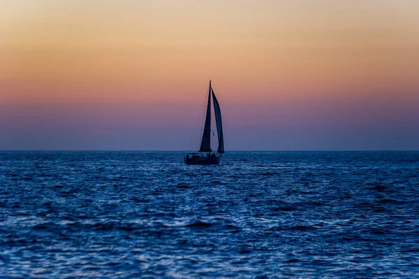Морський Човен Пливе Узбережжям Хвилею — стокове фото