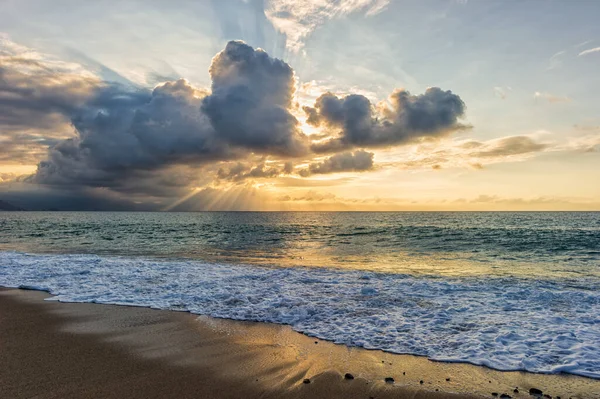 Een Oceaan Zonsondergang Met Zonnestralen Emanating Van Achter Wolken — Stockfoto