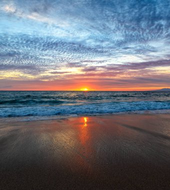 Kıyıdaki Yüksek Çözünürlükte Dalgalanan Güzel Okyanus Günbatımı