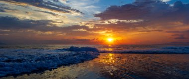 Bulutların Başlığını Aşan Altın Güneş Işıklarıyla Bir Okyanus Deniz Pelerini