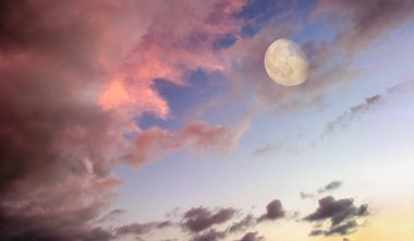 Dolunay rengarenk bir günbatımında yükseliyor Romantik alacakaranlık gökyüzünde