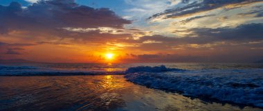 Bulutların Başlığını Aşan Altın Güneş Işıklarıyla Bir Okyanus Deniz Pelerini